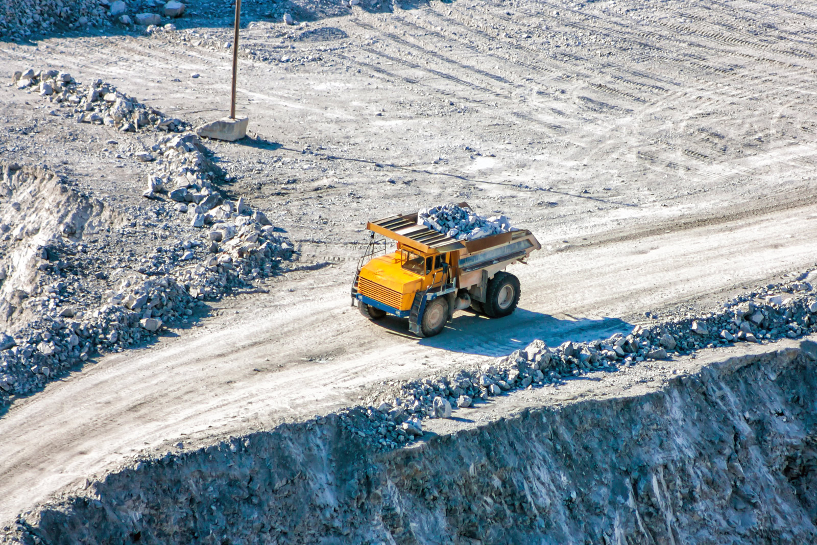 Heavy duty grizzly feeders can handle the impact of haul trucks frequently dumping large stones.